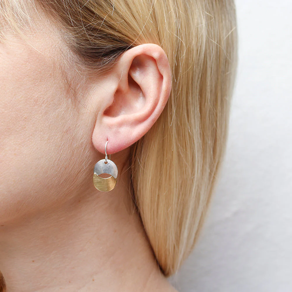 Small Interlocked Crescents Wire Earring - Image 2
