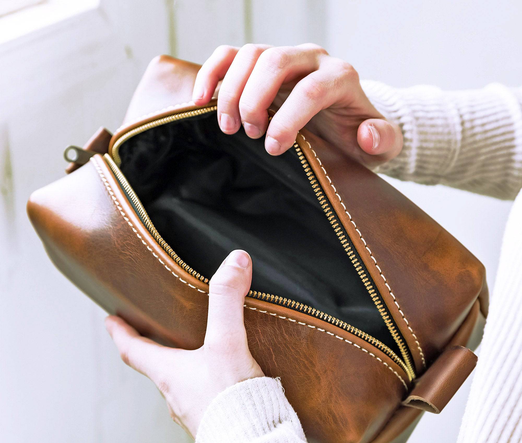 Leather Toiletry Bag - Image 11